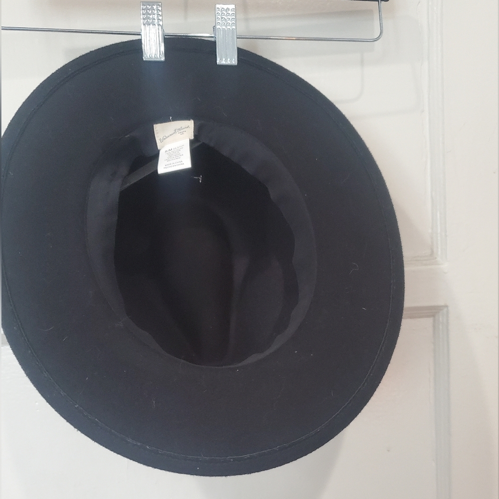 Universal Thread Black Hat - Picture 2 of 5